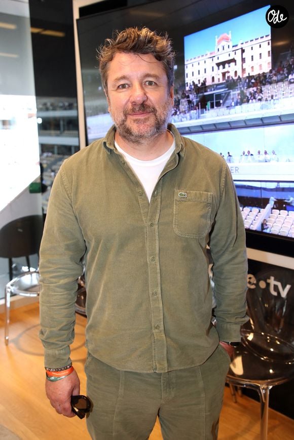 Victime d’un traumatisme acoustique, l’animateur avait expliqué ne plus entendre correctement.

Exclusif - Bruno Guillon au déjeuner dans la loge de France Télévision lors des internationaux de France de Tennis de Roland Garros 2025 (Jour 9), à Paris, France, le 2 Juin 2025. Bertrand Rindoff/Bestimage