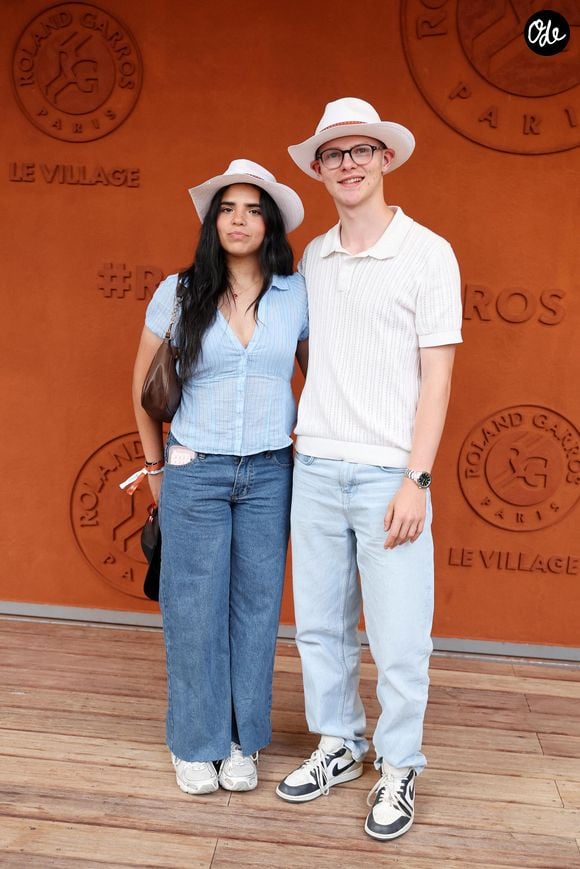 Félix Lebrun et sa compagne Jessica - Les célébrités au photocall du village lors des Internationaux de France de Tennis de Roland Garros 2026. Paris, le 31 mai 2026. © Jacovides / Bestimage