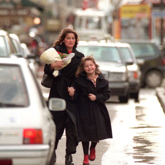 Archives - Laetitia Casta et sa sœur Marie-Ange Casta dans les rues de Paris. Crédit : AGENCE / BESTIMAGE