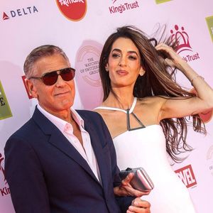 Il a également confié continuer à apprendre le français, même s’il progresse moins vite que sa famille.
George Clooney et Amal Clooney à Londres en 2025
©Backgrid UK/ Bestimage