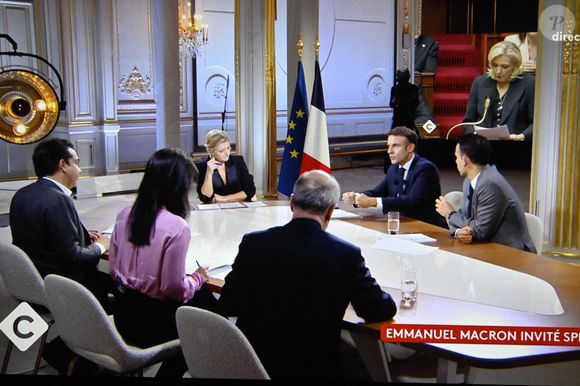 Le président français Emmanuel Macron avec Anne-Elisabeth Lemoine, Mohamed Bouhafsi, Patrick Cohen, Emilie Tran Nguyen et Pierre Lescure avec un écran avec Marine Le Pen sur un écran de télévision à Paris lors d'une interview en direct diffusée dans l'émission '' C a vous '' de la chaîne de télévision française France 5, le 20 décembre 2023. Photo by Eliot Blondet/ABACAPRESS.COM
