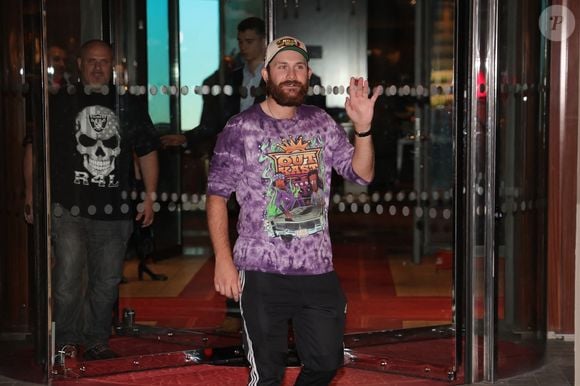 Il s’est récemment illustré au poker.

René-Charles Angélil, porte un t-shirt Outkast, à la sortie de l'hôtel Royal Monceau avant l'ouverture des Jeux Olympiques (JO) Paris 2024 à à Paris, France, le 24 juillet 2024. ©Backgrid USA / Bestimage