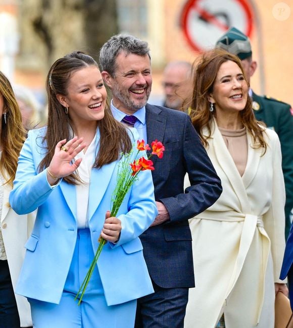 Le roi Frederik et la reine Mary de Danemark et leurs enfants célèbrent le 18ème anniversaire de la princesse Isabella de Danemark à l'Hôtel de Ville d'Aaarhus, le 11 avril 2025. Le prince Christian de Danemark, le prince Vincent de Danemark et la princesse Josephine de Danemark étaient également présents. Backgrid USA / Bestimage