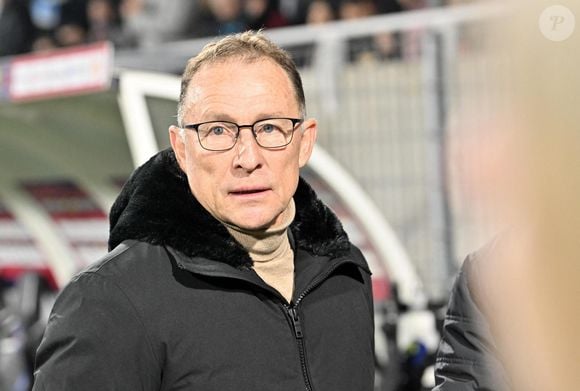 Enfin, Jean-Pierre Papin rejoint lui aussi le groupe RMC BFM du milliardaire Rodolphe Saadé. Jean-Pierre Papin (Conseillé marseille) - Match de football en ligue 1 Uber Eats : Clermont s'incline 0 à 2 face à l'Olympique de Marseille au Stade Gabriel-Montpied le 11 février 2023. © Frédéric Chambert / Panoramic / Bestimage