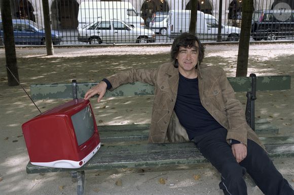Archives - En France, à Paris, Jean-Louis Murat dans le jardin de la PLACE DES VOSGES 

Photo : Michel CROIZARD via Bestimage