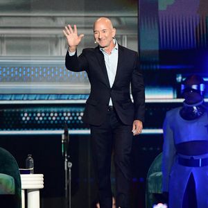 Jeff Bezos, fondateur et président exécutif d'Amazon, salue la foule lors de l'America Business Forum qui s'est tenu au Kaseya Center de Miami, en Floride, le 6 novembre 2025. Photo : JC Ruiz/SPUS/ABACAPRESS.COM