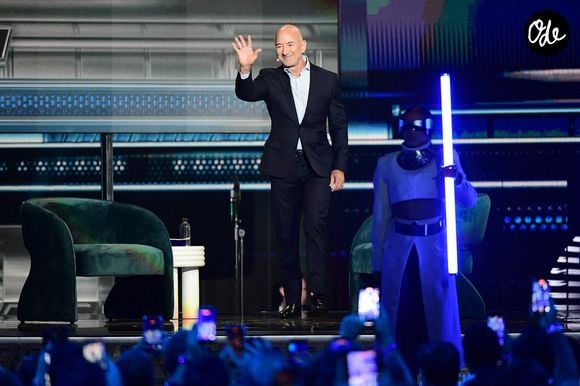 Jeff Bezos, fondateur et président exécutif d'Amazon, salue la foule lors de l'America Business Forum qui s'est tenu au Kaseya Center de Miami, en Floride, le 6 novembre 2025. Photo : JC Ruiz/SPUS/ABACAPRESS.COM