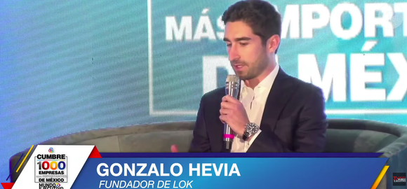 Récemment, elle a été vue très proche de Gonzalo Hevia Baillères, échangeant des gestes affectueux à Punta Mita, au Mexique.

Capture d'écran Youtube