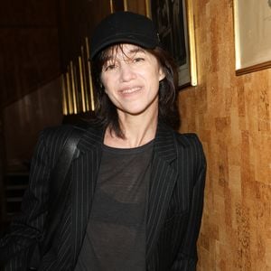 Régulièrement, la comédienne partage sur Instagram les nombreuses activités organisées par cet établissement parisien, qui affiche complet jusqu'au mois de mars 2025.
Charlotte Gainsbourg à la soirée de mobilisation "L'Europe contre l'antisémitisme" au théâtre Antoine à Paris le 3 juin 2024.