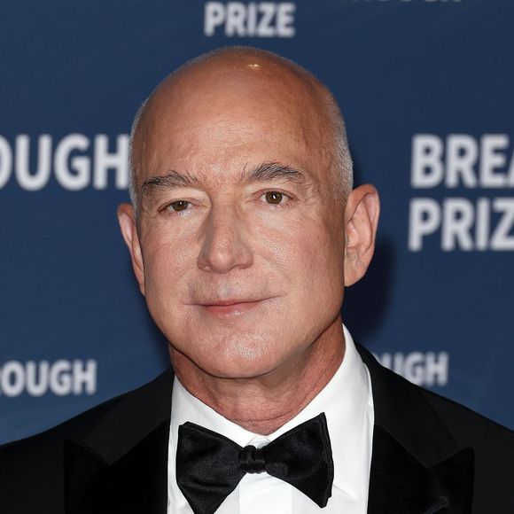 Jeff Bezos a annoncé la mort de sa mère, Jackie Bezos, à l’âge de 78 ans, après une longue bataille contre la démence à corps de Lewy.

Jeff Bezos - Célébrités et scientifiques se réunissent pour la 11ᵉ cérémonie annuelle des Breakthrough Prize, qui s’est tenue au Barker Hangar à Santa Monica, en Californie. © Backgrid USA / Bestimage