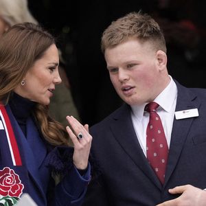 Elle était radieuse en tribune

La princesse de Galles avec Fin Baxter, joueur anglais blessé, dans les tribunes avant le match des Six Nations Guinness au stade Allianz de Twickenham, à Londres. Date de la photo : samedi 21 février 2026. Photo : Andrew Matthews/PA Wire
