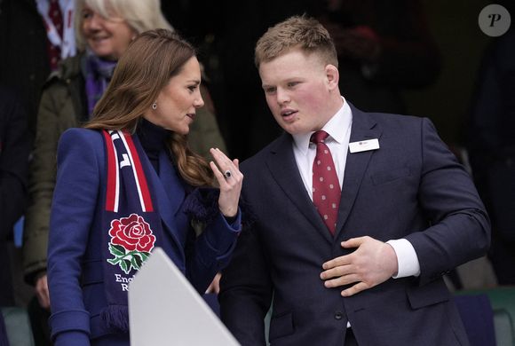 Elle était radieuse en tribune

La princesse de Galles avec Fin Baxter, joueur anglais blessé, dans les tribunes avant le match des Six Nations Guinness au stade Allianz de Twickenham, à Londres. Date de la photo : samedi 21 février 2026. Photo : Andrew Matthews/PA Wire