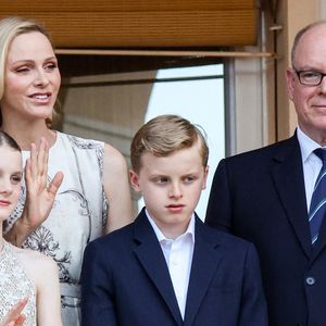 Le prince Albert II de Monaco, la princesse Charlène de Monaco, le prince héréditaire Jacques de Monaco, marquis des Baux, la princesse Gabriella de Monaco, comtesse de Carladès au balcon du Palais princier lors de la célébration de la fête de la Saint Jean sur la Place du Palais princier de Monaco, le 23 juin 2026. La Saint Jean est à l'origine une fête païenne puis chrétienne. Pour les païens, c'était une fête qui célébrait les moissons. Une fois christianisée, cette fête est devenue celle du solstice d'été et donc la fête de la lumière. © Claudia Albuquerque/Bestimage
