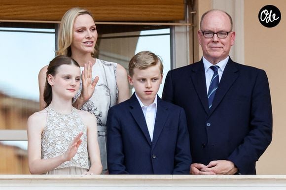 Le prince Albert II de Monaco, la princesse Charlène de Monaco, le prince héréditaire Jacques de Monaco, marquis des Baux, la princesse Gabriella de Monaco, comtesse de Carladès au balcon du Palais princier lors de la célébration de la fête de la Saint Jean sur la Place du Palais princier de Monaco, le 23 juin 2026. La Saint Jean est à l'origine une fête païenne puis chrétienne. Pour les païens, c'était une fête qui célébrait les moissons. Une fois christianisée, cette fête est devenue celle du solstice d'été et donc la fête de la lumière. © Claudia Albuquerque/Bestimage
