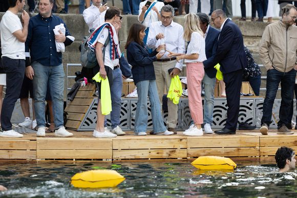 La Maire de Paris, Anne Hidalgo, visite les sites de baignades sur la Seine. Photo par Raphael Lafargue/ABACAPRESS.COM