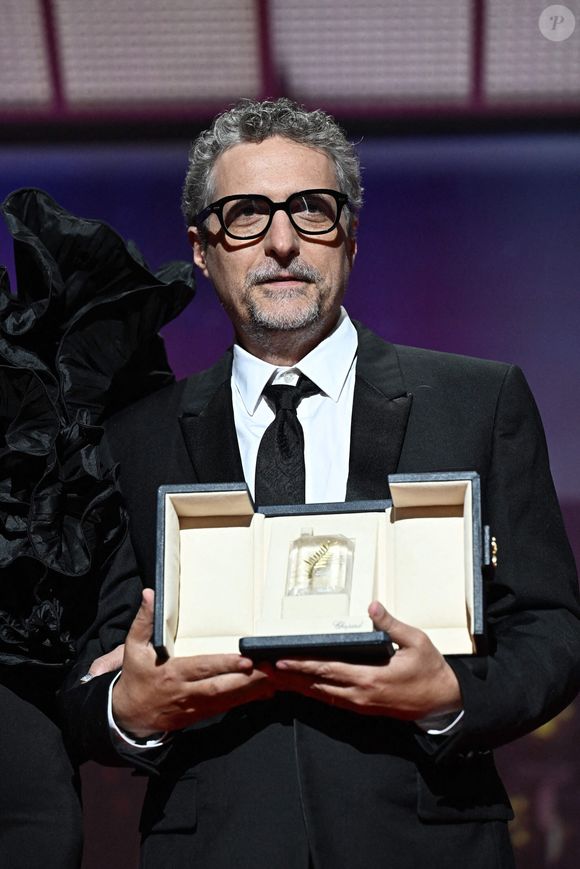Le réalisateur brésilien Kleber Mendonca Filho accepte le Prix d'interprétation masculine au nom de l'acteur brésilien Wagner Moura pour le film "O Agente Secreto" (L'agent secret) lors de la Cérémonie de clôture de la 78e édition du Festival de Cannes à Cannes, France, le 24 mai 2025. Photo de David Niviere/ABACAPRESS.COM