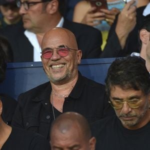 Pascal Obispo, son fils Sean, Ary Abittan et Ophélie Meunier dans les tribunes lors du match de championnat de Ligue 1 Conforama opposant le Paris Saint-Germain au Toulouse FC au Parc des Princes à Paris, France, le 25 août 2019. © Giancarlo Gorassini/Bestimage