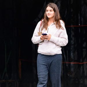 Suri Cruise et son compagnon ont été repérés en train de s’embrasser en juin 2024 du côté de Central Park.

Suri Cruise à New York. Backgrid USA / Bestimage