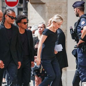 Audrey Crespo-Mara et ses fils Sekou et Lamine - Arrivées aux obsèques de Thierry Ardisson en l’église Saint-Roch de Paris, France, le 17 juillet 2025. © Clovis-Jacovides/Bestimage