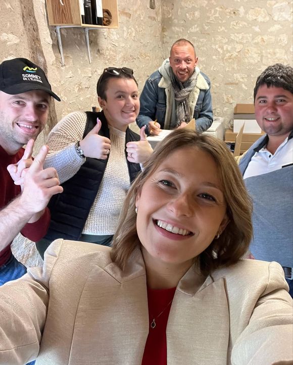 Julia et Ludovic de "L'amour est dans le pré" saison 19 avec d'autres candidats de l'émission M6 ©Instagram - julia_adp19