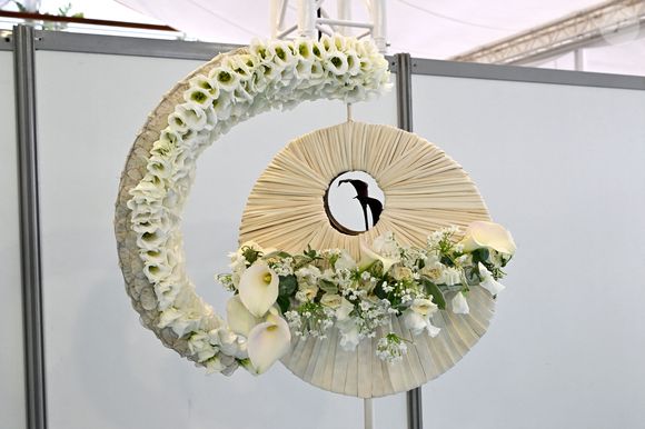La composition florale qui a remporté le prix princesse Grace de Monaco et l'insigne d'Or - Le prince Albert II de Monaco, la princesse Caroline de Hanovre et Melanie De Massy guidés par la vice présidente du Garden Club Mme Cécilia Casiraghi ont inauguré le 57ème Concours International de Bouquets à Monaco, le 9 mai 2025.  © Bruno Bebert/Bestimage