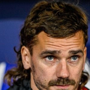 Antoine Griezmann de l'Atletico de Madrid regarde le match de l'UEFA Champions League 2025/26 League Phase MD5 entre l'Atletico de Madrid et le FC Internazionale Milano à l'Estadio Metropolitano le 26 novembre 2025 à Madrid, Espagne. © Imago/PsnewZ/Bestimage