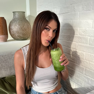 Direction une clinique hors de France pour Iris Mittenaere.

Iris Mittenaere sur Instagram.