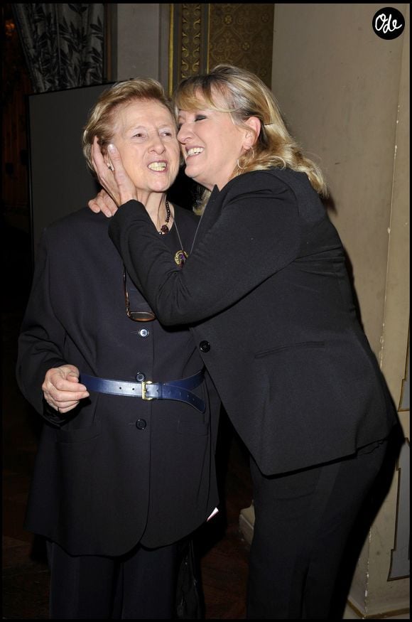 Charlotte de Turckheim et Françoise de Turckheim assistant à la 16e édition de la « Cérémonie des Lumières », qui s'est tenue à l'Hôtel de Ville de Paris, en France, le 14 janvier 2011. COADIC GUIREC / BESTIMAGE