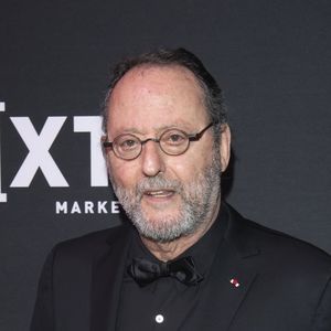 S'il affectionne énormément le sud de la France, l'intéressé ne regrette pas d'avoir fui Paris pour s'installer à New-York, qui a été classée deuxième meilleure ville du monde en 2025 derrière Londres.

Jean Reno assiste au gala 2025 : carnaval au cipriani 42nd street le 22 avril 2025 à New York. (Zuma Press / Bestimage)