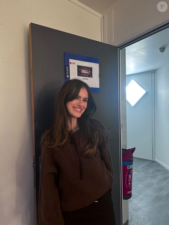 "Nous sommes heureux et fiers d’annoncer la signature de @jeanne.viard pour son projet chez @sonymusicfrance @columbiafrance @endemolfr et BC11. Révélée dans la dernière saison de @staracademytf1, Jeanne a publié avant l’émission un premier single, Respire fort. Le titre connait un engouement rare et profondément organique, avec plus de 12 millions de streams à date", s'est réjouit la boîte de production sur Instagram.

Jeanne aperçue dans les coulisses de la Star Academy après sa sortie.