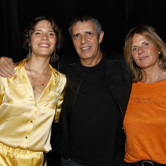 Entourée de son père Julien Clerc et de sa mère, la jeune femme a immortalisé, pour son plus grand bonheur, de rares retrouvailles familiales.

Exclusif - Vanille Clerc et ses parents Julien Clerc et Virginie Coupérie-Eiffel - Concert de Vanille Clerc à la salle Hasard Ludique à Paris, le 13 juin 2019. 

© Marc Ausset-Lacroix/Bestimage
