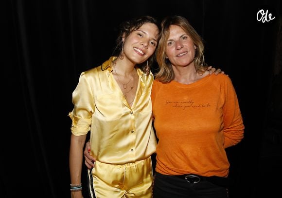 Ses racines équestres remontent à son enfance passée au domaine de Château Bacon.

Exclusif - Vanille Clerc et sa mère Virginie Coupérie-Eiffel - Concert de Vanille Clerc à la salle Hasard Ludique pour la sortie de son premier album "Amazona" en présence de ses parents à Paris le 13 juin 2019. © Marc Ausset-Lacroix/Bestimage