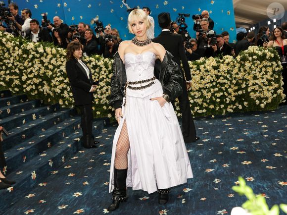 Une fois encore, c'est dans un total look Chanel que la chanteuse Belge a pris la pose.

lAngèle sur le tapis rouge du gala du Met 2025, le lundi 5 mai 2025 à New York. 

Photo : BFA.com / Backgrid USA / Bestimage
