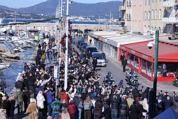 Passage du cortège funéraire de Brigitte Bardot devant le Café Sénéquier vers le cimetière marin de Saint-Tropez, France, le 7 janvier 2026. © Jacovides-Moreau/Bestimage