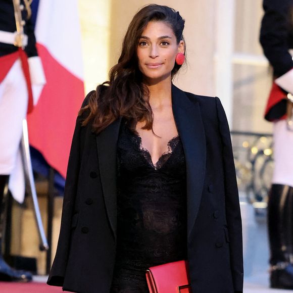 L'occasion pour celle qui était récemment au dîner d'état au palais de l'Elysée à Paris en l'honneur de la visite du roi et de la reine de Belgique de mettre son ventre en valeur 

Tatiana Silva (enceinte, ancienne miss Belgique) arrivant au dîner d'état au palais de l'Elysée à Paris en l'honneur de la visite du roi et de la reine de Belgique en France le 14 octobre 2024.

© Dominique Jacovides / Bestimage