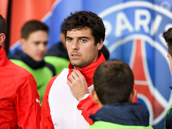 Yoann Gourcuff - Karine Ferri encourage son compagnon Yoann Gourcuff lors du match Psg-Rennes au Parc des Princes à Paris le 6 novembre 2016.  (victoire 4-0 du Psg)  © Pierre Perusseau/Bestimage