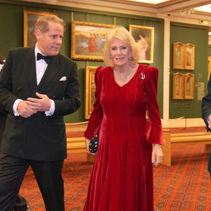 Par-dessus sa robe, elle avait opté pour un manteau de couleur bleu marine.

La reine Camilla (Camilla Parker Bowles, reine consort d'Angleterre), colonel en chef des Rifles, lors du dîner biennal de remise des prix des Rifles au Guildhall dans la ville de Londres. Photo par Kin Cheung / PA Photos / Bestimage