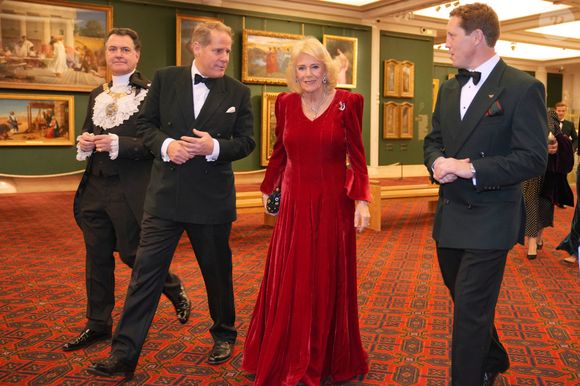 Par-dessus sa robe, elle avait opté pour un manteau de couleur bleu marine.

La reine Camilla (Camilla Parker Bowles, reine consort d'Angleterre), colonel en chef des Rifles, lors du dîner biennal de remise des prix des Rifles au Guildhall dans la ville de Londres. Photo par Kin Cheung / PA Photos / Bestimage