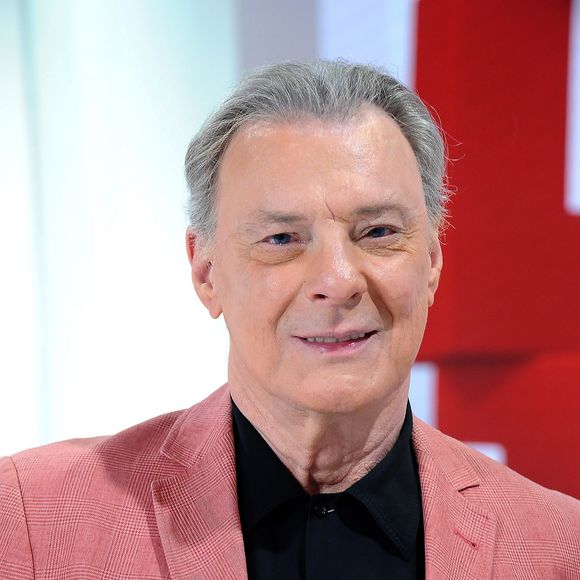 Ses proches décrivent ce projet comme une "lettre d’amour", enregistrée malgré la maladie, ultime témoignage de sa passion pour la musique. 

Exclusif - Herbert Léonard - Enregistrement de l'émission 'Vivement Dimanche' dans le studio Gabriel à Paris, le 27 aout 2018. La diffusion de l'émission sera le 2 septembre 2018 à un nouvel horaire. © Guillaume Gaffiot/Bestimage