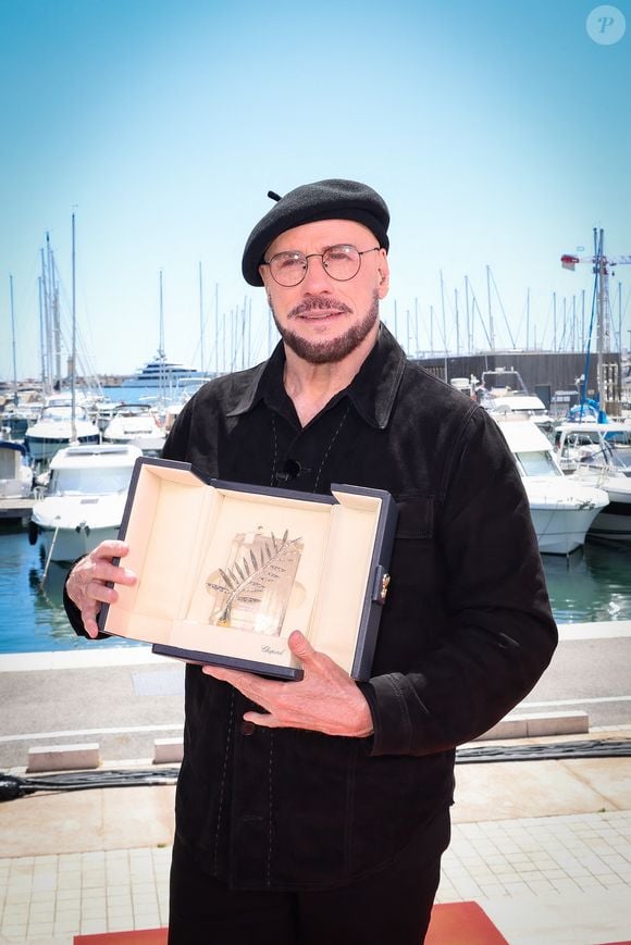 Exclusif - John Travolta, lors de l'enregistrement du 20h30 Le Dimanche, présenté par L.Delahousse pendant du 79ème Festival International du Film de Cannes, France, le 16 mai 2026. © Jack Tribeca/Bestimage