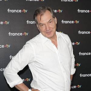 Celui qui a incarné  le commissaire Laurence de 2013 à 2020 a eu Alexandre, dit Sacha, avec son ancienne épouse Elena Safonova en 1993.

Samuel Labarthe au photocall de la conférence de presse de rentrée de France Télévisions à Paris, France, le 4 septembre 2024. © Coadic Guirec/Bestimage