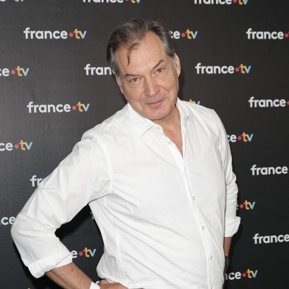 Celui qui a incarné  le commissaire Laurence de 2013 à 2020 a eu Alexandre, dit Sacha, avec son ancienne épouse Elena Safonova en 1993.

Samuel Labarthe au photocall de la conférence de presse de rentrée de France Télévisions à Paris, France, le 4 septembre 2024. © Coadic Guirec/Bestimage