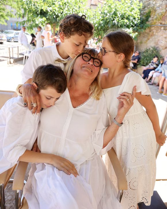 Exclusif - Christine Bravo et ses petits enfants
Mariage civil de Christine Bravo et Stéphane Bachot devant la mairie de Occhiatana en Corse le 11 Juin 2022 © Dominique Jacovides / Bestimage