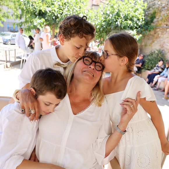 Exclusif - Christine Bravo et ses petits enfants
Mariage civil de Christine Bravo et Stéphane Bachot devant la mairie de Occhiatana en Corse le 11 Juin 2022 © Dominique Jacovides / Bestimage