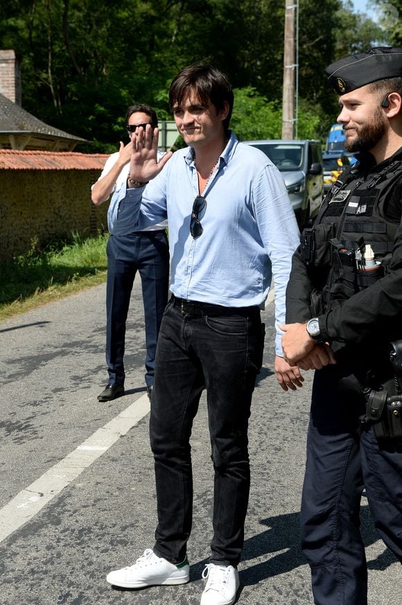 Anthony Delon et son demi-frère Alain-Fabien découvrent les hommages devant les grilles de la propriété de Douchy, quelques heures avant les obsèques de leur père, A.Delon, le 24 août 2024. © Agence / Bestimage