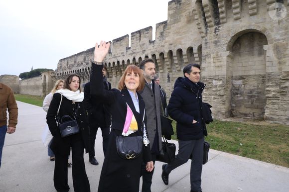 Gisèle Pélicot et ses avocats, Antoine Camus et Stéphane Babonneau à leur arrivée au tribunal d'Avignon - Procès de l'ex-mari D.Pelicot, accusé de l'avoir droguée pendant près de dix ans et d'avoir invité des inconnus à la violer à leur domicile de Mazan, une petite ville du sud de la France, à Avignon le 19 décembre 2024. 2024. Un tribunal de la ville méridionale d'Avignon juge D.Pelicot, un retraité de 71 ans, pour avoir violé à plusieurs reprises et enrôlé des dizaines d'étrangers pour violer sa femme fortement sous sédatifs dans son propre lit pendant une décennie. Cinquante autres hommes, âgés de 26 à 74 ans, sont également jugés pour leur implication présumée, dans une affaire qui a horrifié la France. Les procédures judiciaires, qui se déroulent jusqu'en décembre, sont ouvertes au public à la demande de l'ex-femme et victime de Dominique Pelicot. Ce jeudi matin, la cour criminelle du Vaucluse a rendu son verdict dans l'affaire des viols de Mazan. Dominique Pelicot est condamné à 20 ans de réclusion criminelle et l'ensemble des 51 accusés sont reconnus coupables. © Franz Chavaroche / Bestimage