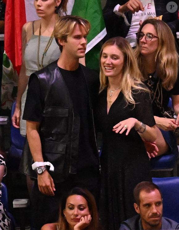 Ofenbach (Dorian Lauduique, arrière-petit fils de Guy Lux) et sa compagne Diane Teppaz - Cérémonie de clôture des Jeux Olympiques de Paris 2024 au stade de France à Saint-Denis, le 11 août 2024.  
© Perusseau-Jacovides / Bestimage