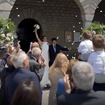 Fou rire, porté des époux, canon à fumée… Pour son mariage, cette Française star du tennis a choisi un magnifique domaine situé à 10 minutes de la frontière