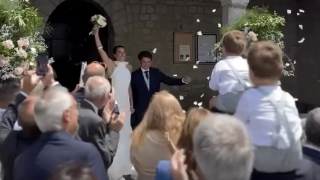 Fou rire, porté des époux, canon à fumée… Pour son mariage, cette Française star du tennis a choisi un magnifique domaine situé à 10 minutes de la frontière