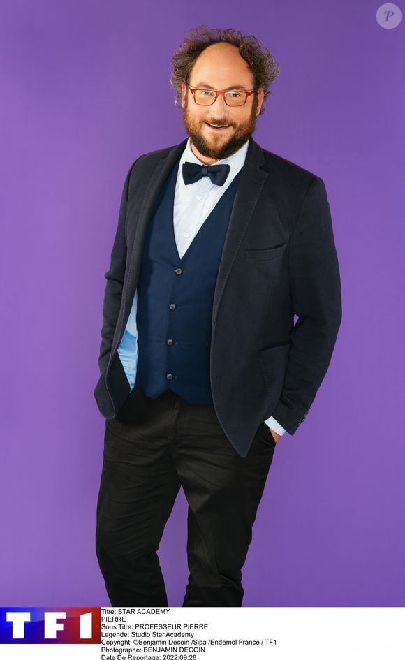 A savoir Pierre de Brauer, qui a été professeur de théâtre dans l'émission de TF1 durant deux saisons, en 2022 et 2023.

Photo officielle de Pierre de Brauer, professeur de la "Star Academy".